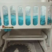 تخت کنار مادر