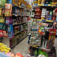 کارگر سوپرمارکت در مرزداران