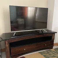 تلویزیون 43 اینچ اسنوا با میز تلویزیون