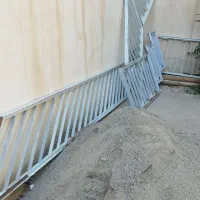 نرده بغل پله کاملا سالم