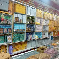 کار و فروشنده در سوغاتی فروشی