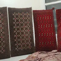 دو جفت پشتی قرمز و قهوه ای