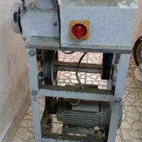 تعدادی یخچال و فریزر ایستاده و چرخ گوشت الکتروکار