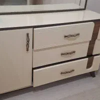میز آرایشی و چهار کشابه