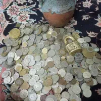 کوزه  همراه و قفل  وکلید سالم برنجی و چندین سکه