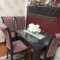 میزناهارخوری ۴نفره چوبی سالم و۳صندلی چرم