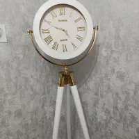 ساعت ایستاده سه پایه