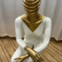 مانکن زنانه نشسته سفید طلایی
