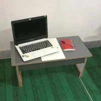 میز کرسی چرخ خیاطی و لب‌تاپ