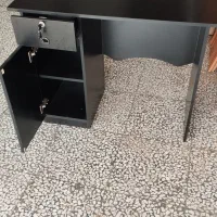 میز تحریر و کامپیوتر