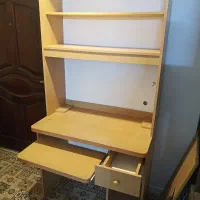 میز تحریر و کامپیوتر