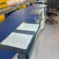میز و کانتر همگی سالم و دارای شیشه و ویترین