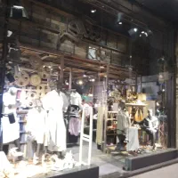 فروشنده آقا برای بوتیک زنانه