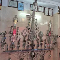 علم سه تیغه شبکه دست