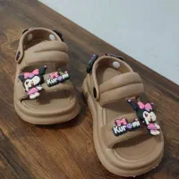 دمپایی نو و کفش و لباس