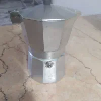 قهوه جوش  و  یک سری  وسایل کاربردی