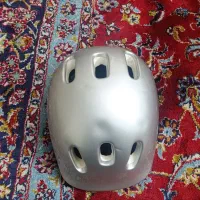 کلاه ایمنی و زانو بند