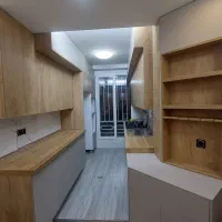کارگر نیمه وارد و ساده در کارگاه کابینت سازی