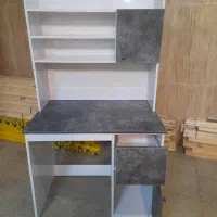 میز تحریر و کتابخانه