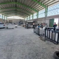 کارگر و قله بر چی در کارخانه سنگبری در صفاشهر