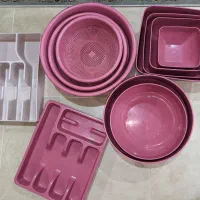 تعدادی ظروف پلاستیک