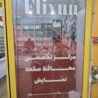فروشنده خانم در لوازم جانبی موبایل