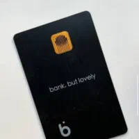 با این کد NBVVKQ در بلو بانک کارت مشکی بگیرید