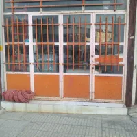 در آهنی مغازه