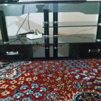 زیرتلویزیون شیشه ای تمیز