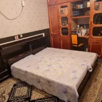 دو تا تخت خواب تک نفره و ساعت ایستاده