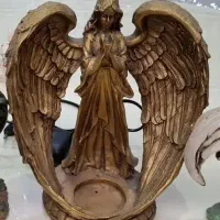 مجسمه فرشته و خروس سفید