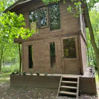 با ویلاهای ما بنشین بر لب جوی و گذر عمر ببین