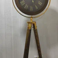 ساعت سه پایه ایستاده