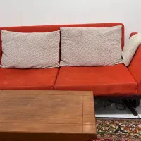 مبل نارنجی راحتی با فوم مقاوم.