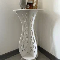 استند سفید ایستاده