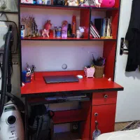 میز تحریر و کتابخانه