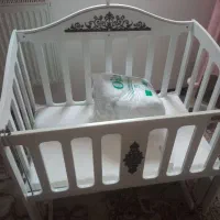 تخت کنار مادر