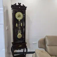 ساعت ایستاده کنار سالنی