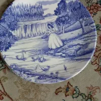 بشقاب قدیمی دختر و غاز