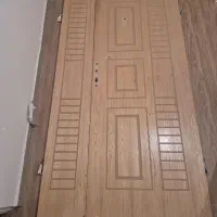 در ورودی دو لنگه چوبی