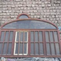 دوتا پنجره کوچیک یه بزرگ