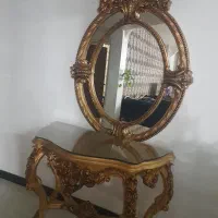 آیینه و کنسول. ساعت ایستاده