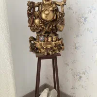 مجسمه ثروت بودا با پایه چوبی