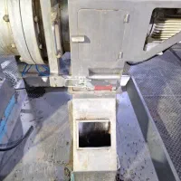 نیروی متخصص کار با دستگاه صنعتی اکسترودر