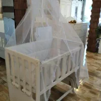 تخت و گهواره کنار مادر