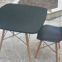 میز  و یک صندلی
