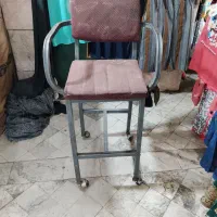 صندلی آهنی دسته دار. چرخ دار