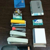 پنج عدد منگنه دو عدد سوزن کش دو عدد استپ و غیره
