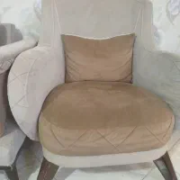مبل در حد نو با چهار عدد میز عسلی.