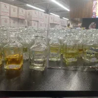همکار خانم مسلط به عطر ادکلن با روابط عمومی بالا